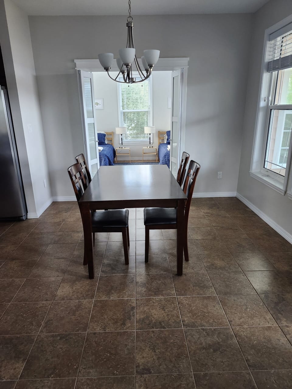Table with 4 chairs.