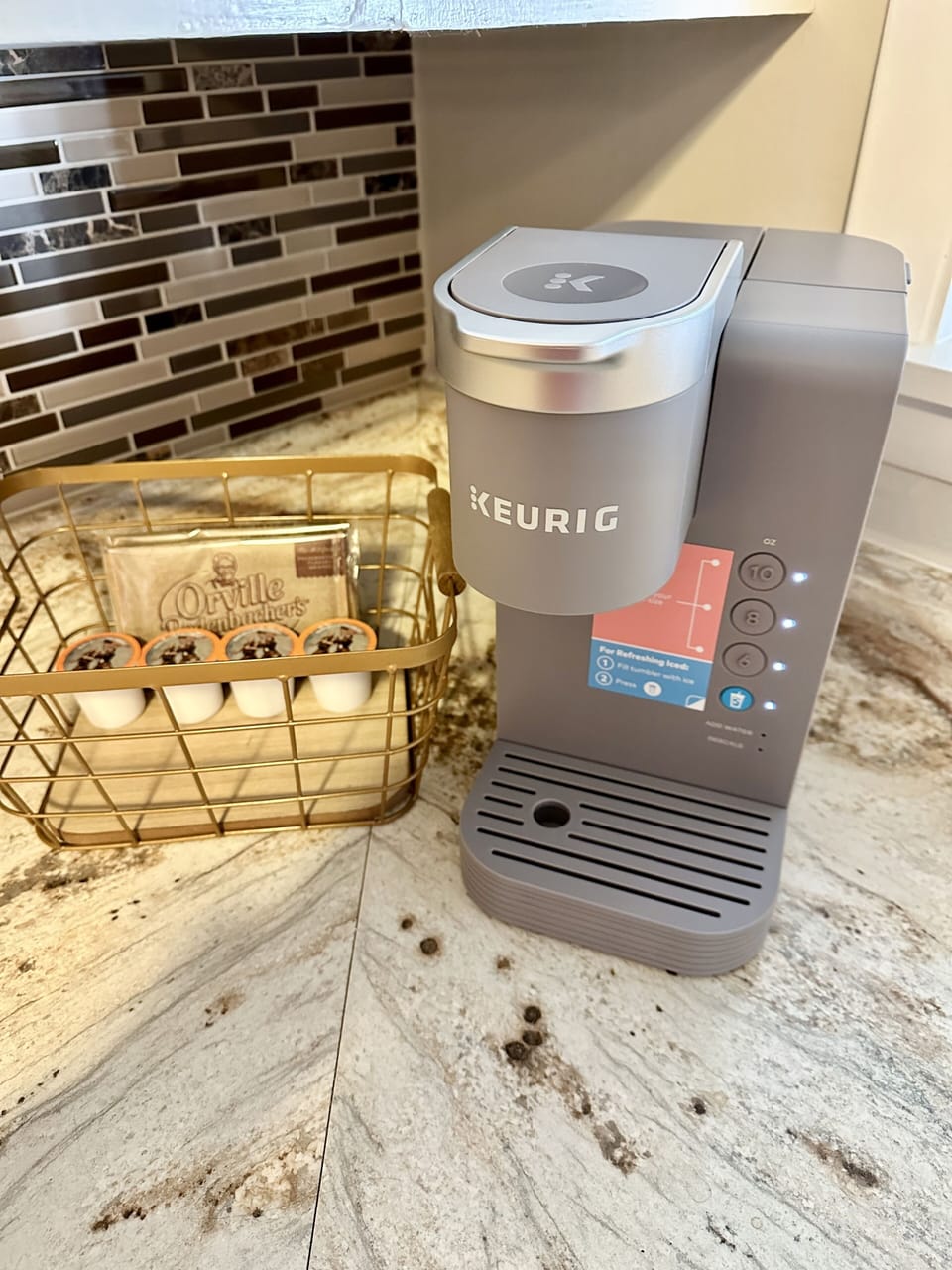 Cold/Hot brew Keurig with starter K-cups and creamer provided! 