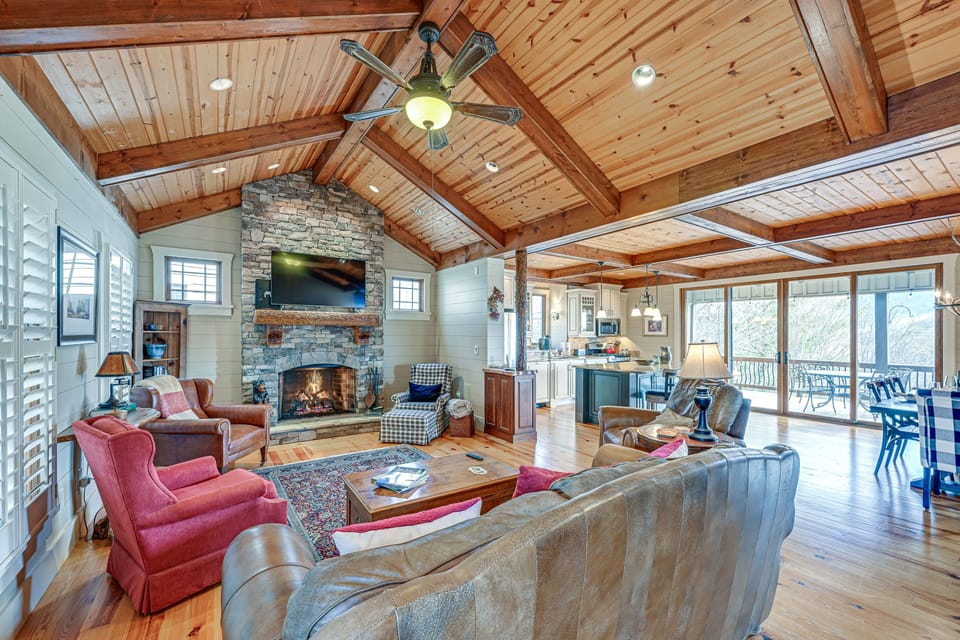 Dillard Vacation Rental | 4BR | 3.5BA | 3,000 Sq Ft | 2 Steps to Enter