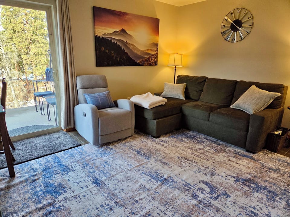 Cozy living area with queen sleeper sofa.