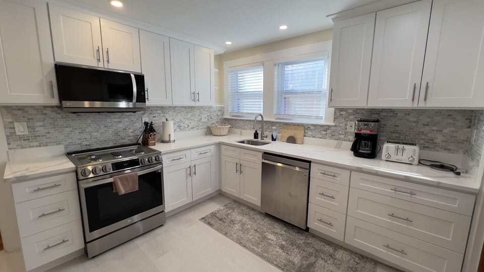 Modern Kitchen, Quartz countertops, new appliances