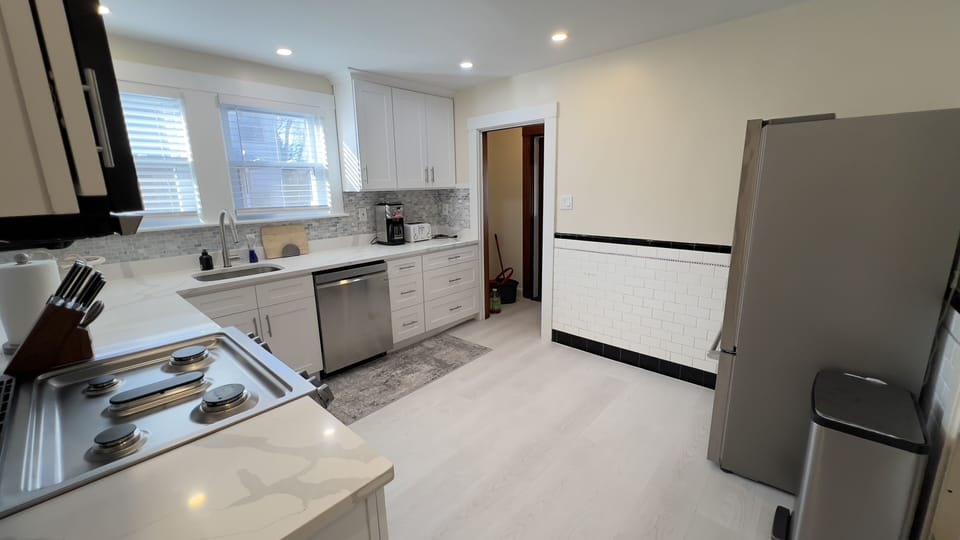Fully stocked kitchen, cookware/cutlery/basic amenities.