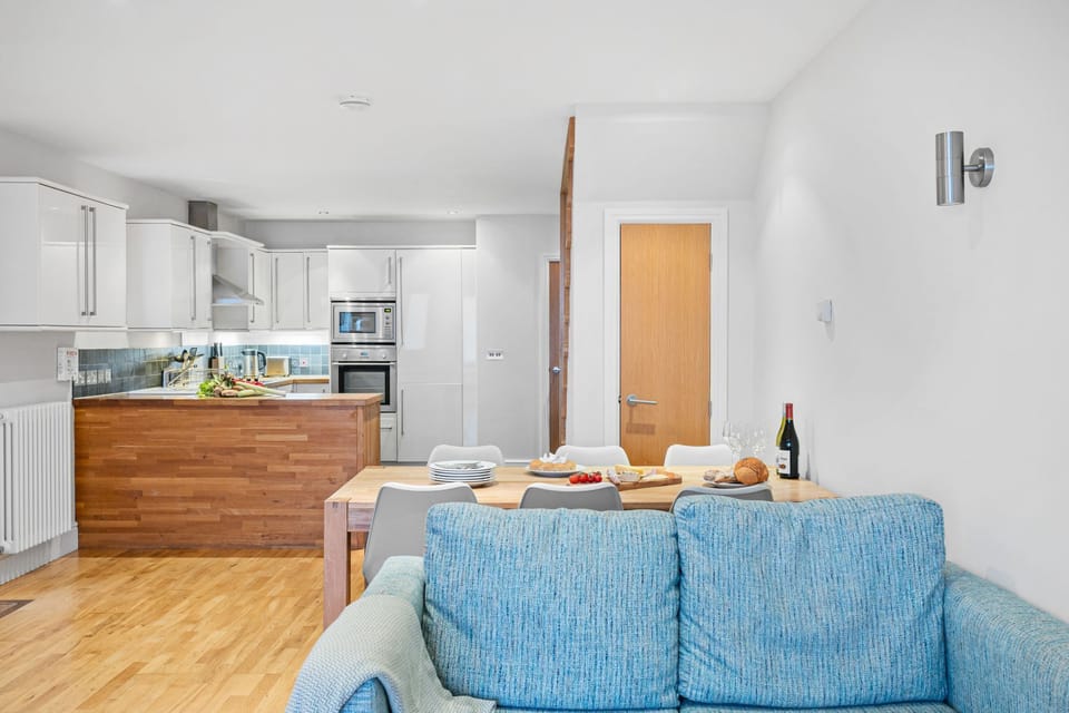 Dinging area, fully equipped cutlery/crockery- 4 Out Of The Blue