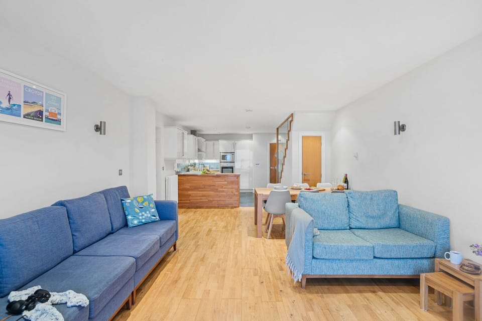 Open plan first floor with wall mounted lights - 4 Out Of The Blue