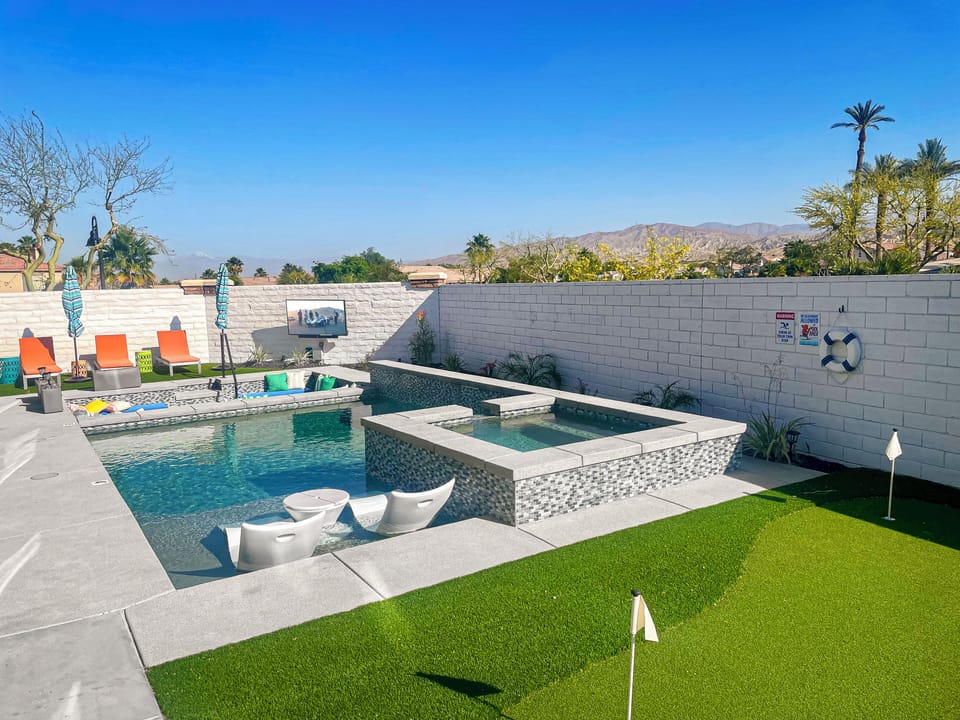 Min-Golf, Spacious backyard, pool, spa, BBQ, sunken firepit, and Summer Fun!