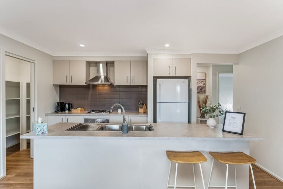 Fully-equipped kitchen with pod coffee machine.