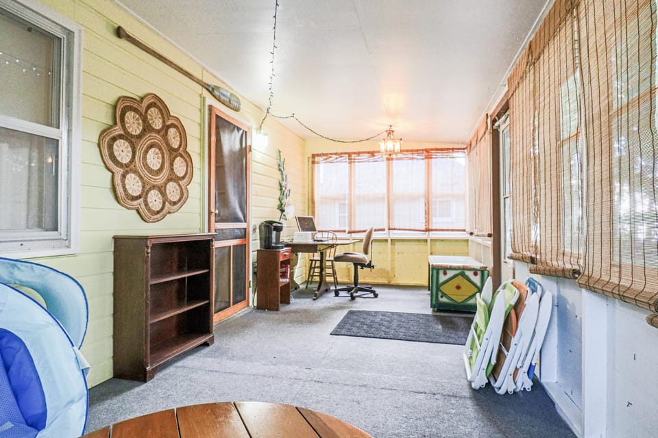 three seasons room with office space