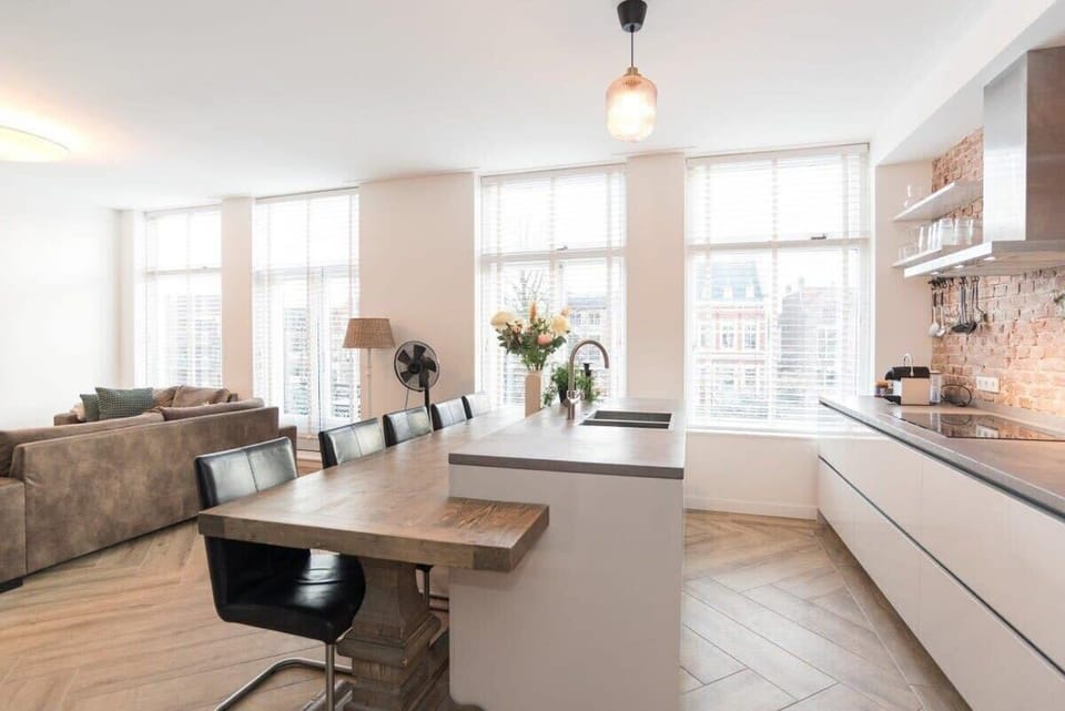 Dining area in "island" style, attached to the kitchen sink counter