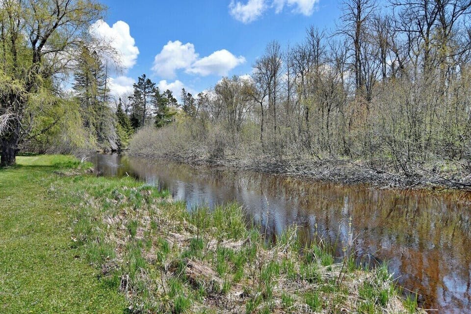 And a river runs through it! All the way to Upper Clam Lake.