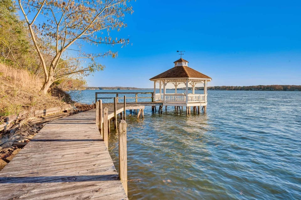 Large Dock | Rooftop Deck | Screened-In Deck | Gazebo | Gas Grill