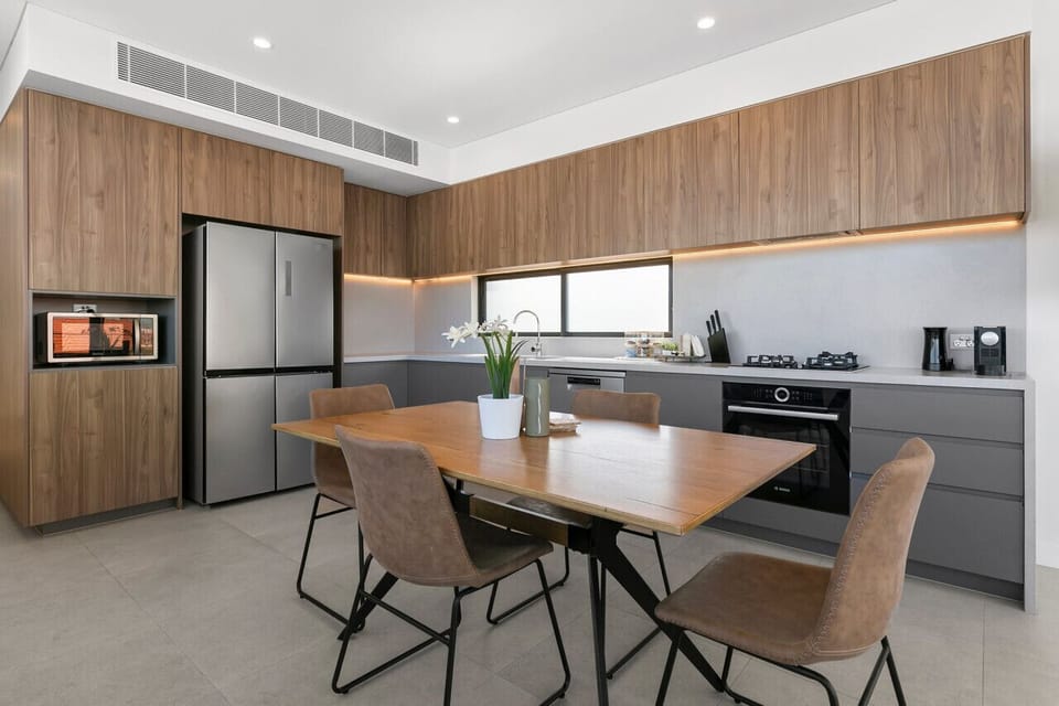 Kitchen & Dining