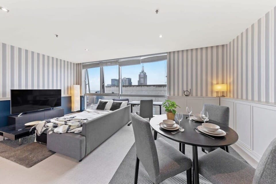 The living & dining with a gorgeous view over the city.