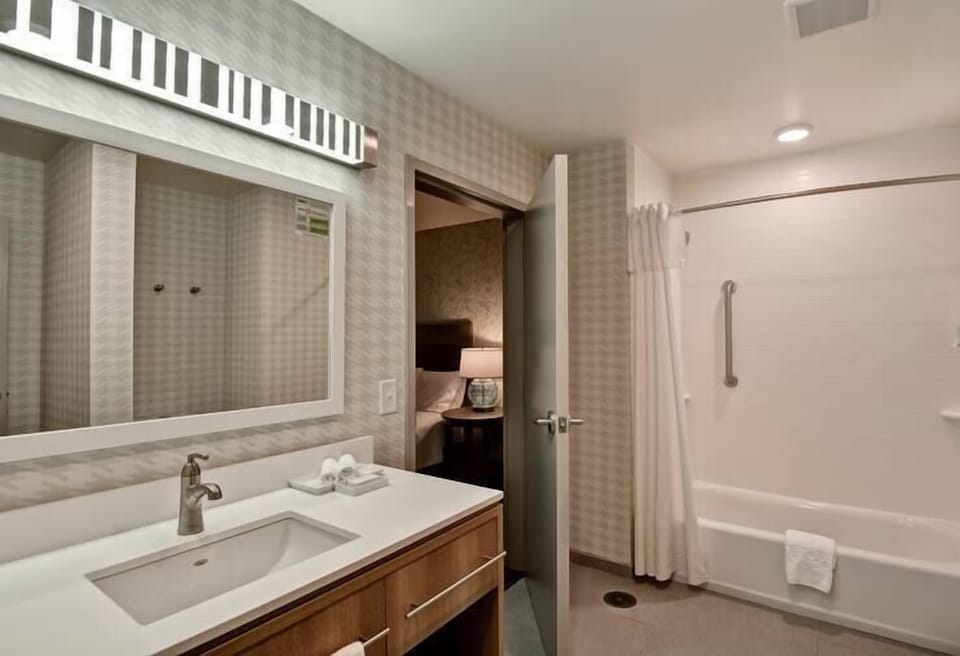 Refresh easily in a spotless bath with bright vanity lighting.