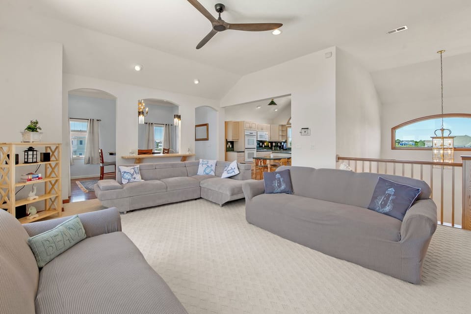 WH313: Sunshine Stars | Top Level Living Area