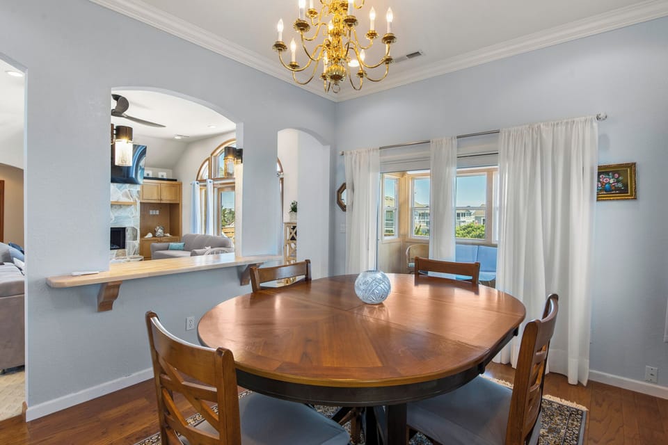 WH313: Sunshine Stars | Top Level Dining Area