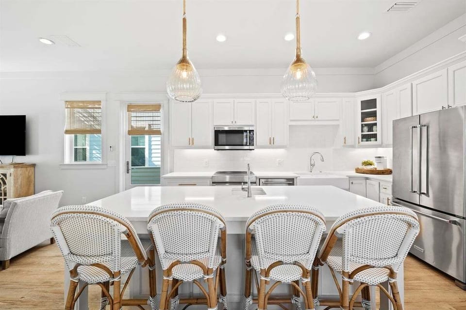 Order up! Seating for 4 at the kitchen island