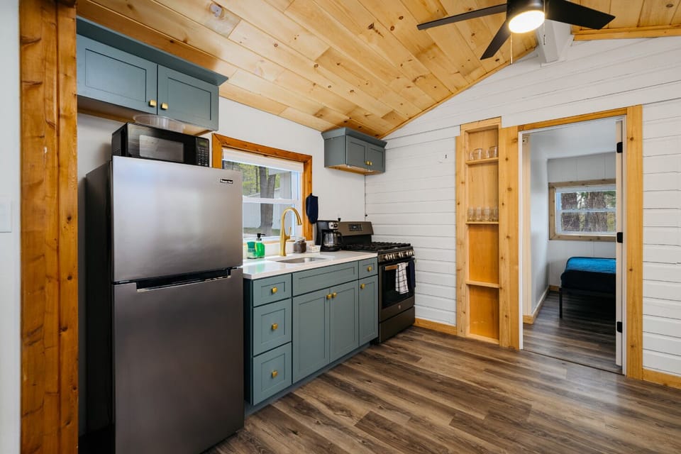 Cook with style in this airy space with modern appliances and cheerful light!