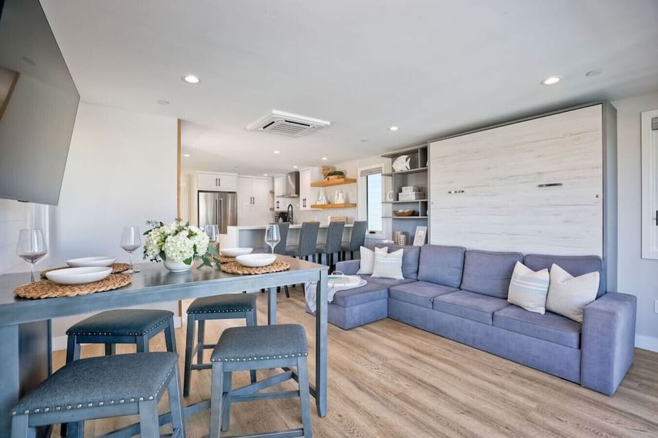 DINING AREA WITH TABLE FOR FOUR & KITCHEN BAR SEATING – Mission Beach Vacation Rental. Enjoy a bright, open dining area with seating for four at the table plus additional bar seating at the kitchen counter—perfect for family meals, casual breakfasts, and 