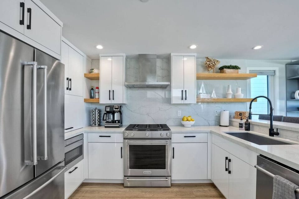 KITCHEN Enjoy a modern fully equipped kitchen with stainless steel appliances, sleek countertops, and all the cookware and essentials you need for easy meal preparation during your Mission Beach San Diego vacation just steps from the beach and boardwalk.
