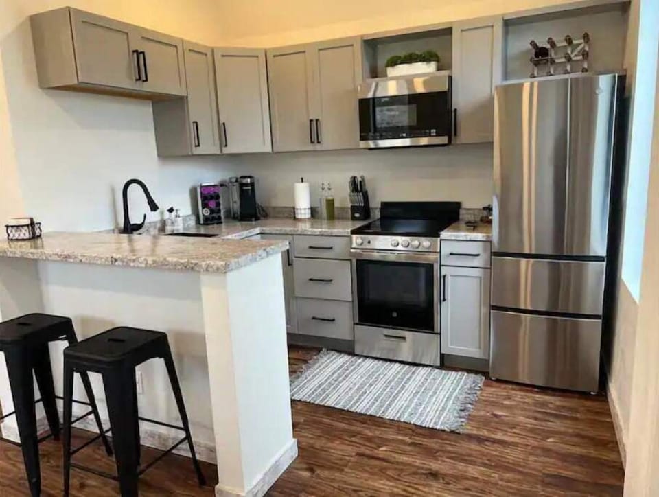 Kitchen and breakfast bar.