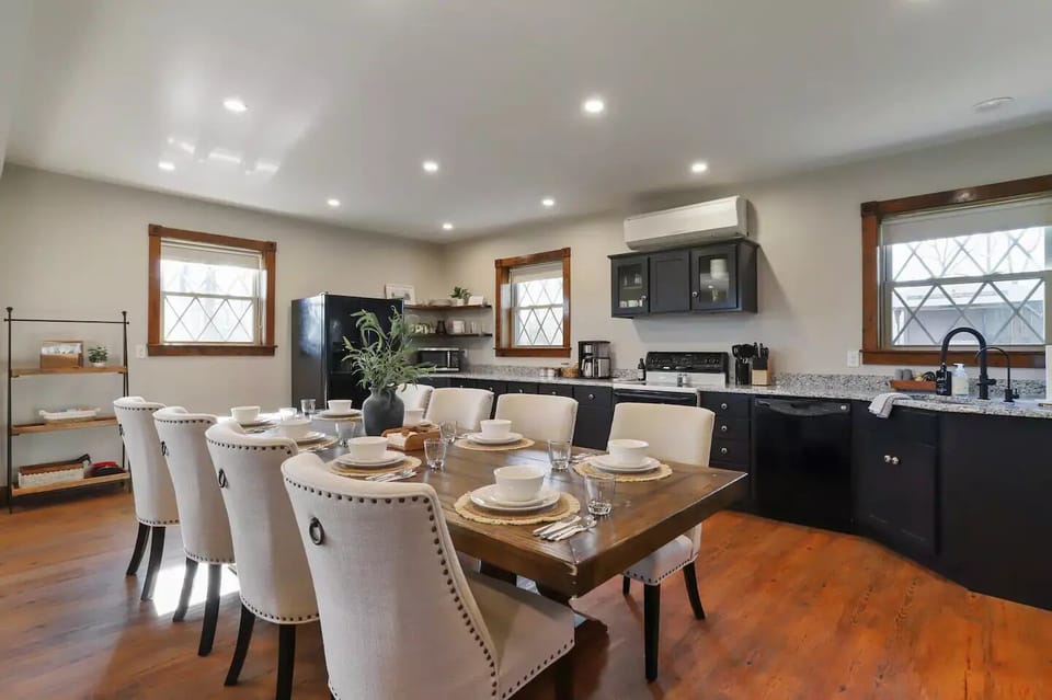 Dining table for 8 and well-equipped kitchen