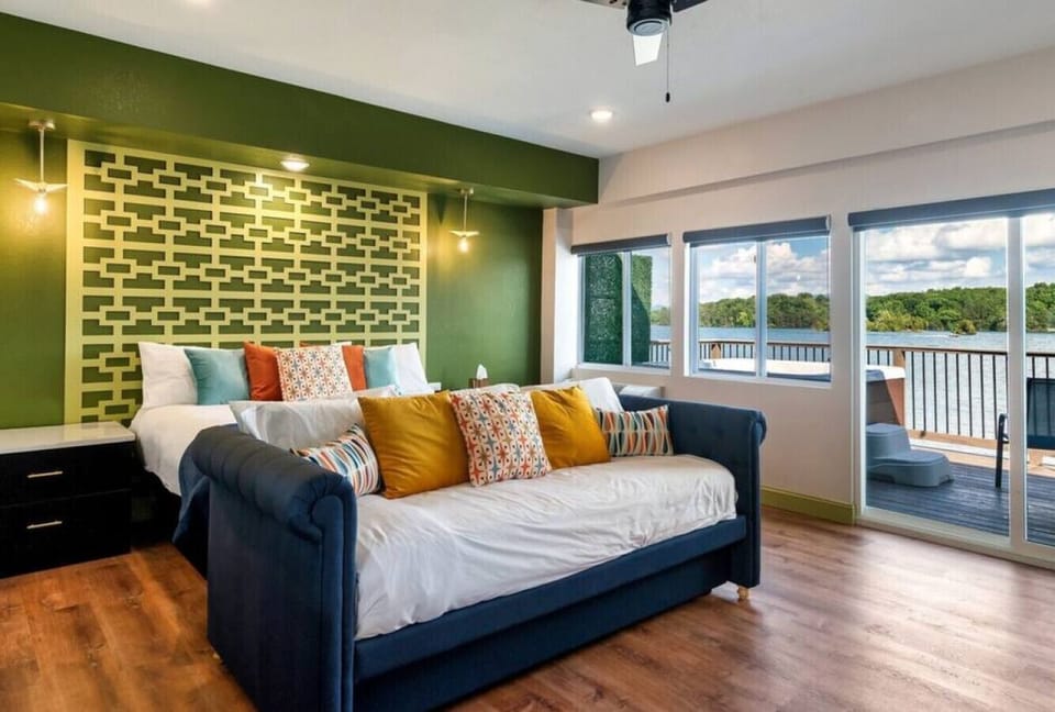 Come stay on the Lake w/ private hot tub