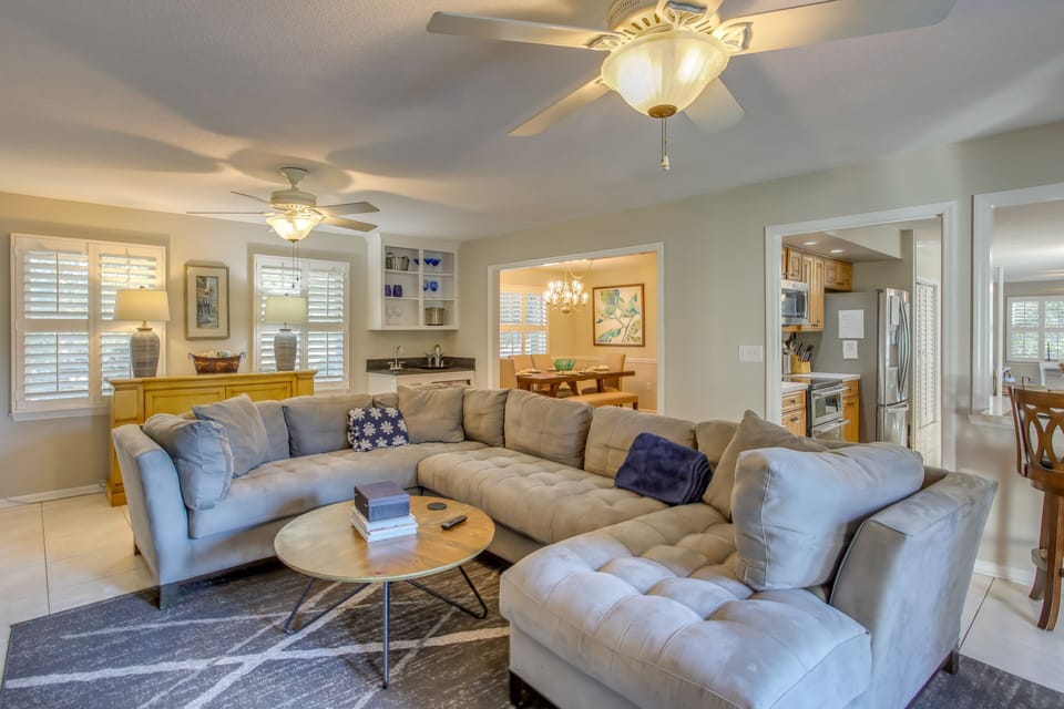 Living Space | Central A/C + Heating | Wet Bar
