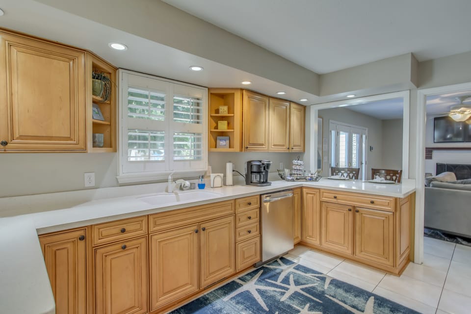 Kitchen | 1st Floor | Drip + Single-Serve Keurig Coffee Maker | Dishwasher
