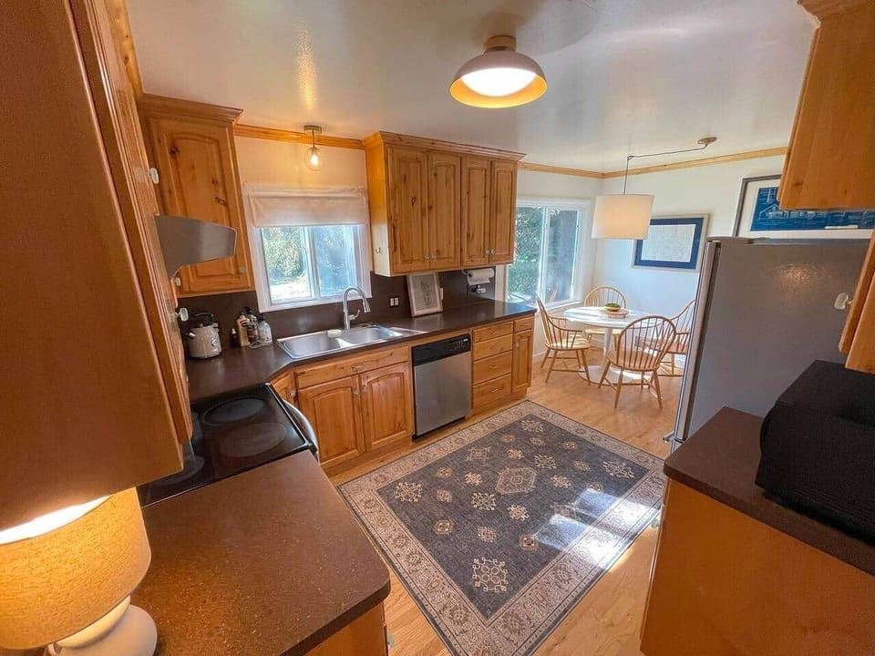 Main kitchen area fully furnished with most kitchen essentials. 