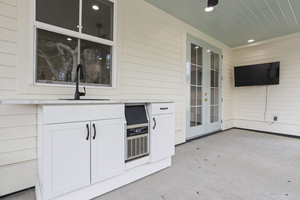 Load up your cooler with the ice machine; clean your catch at the outdoor sink!