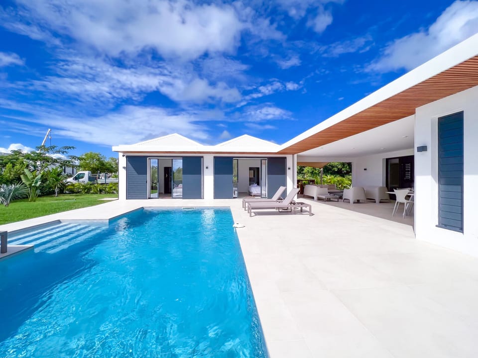 Tropical Elegance: Poolside