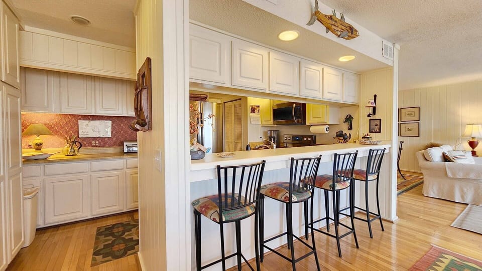 Breakfast Bar & Kitchen