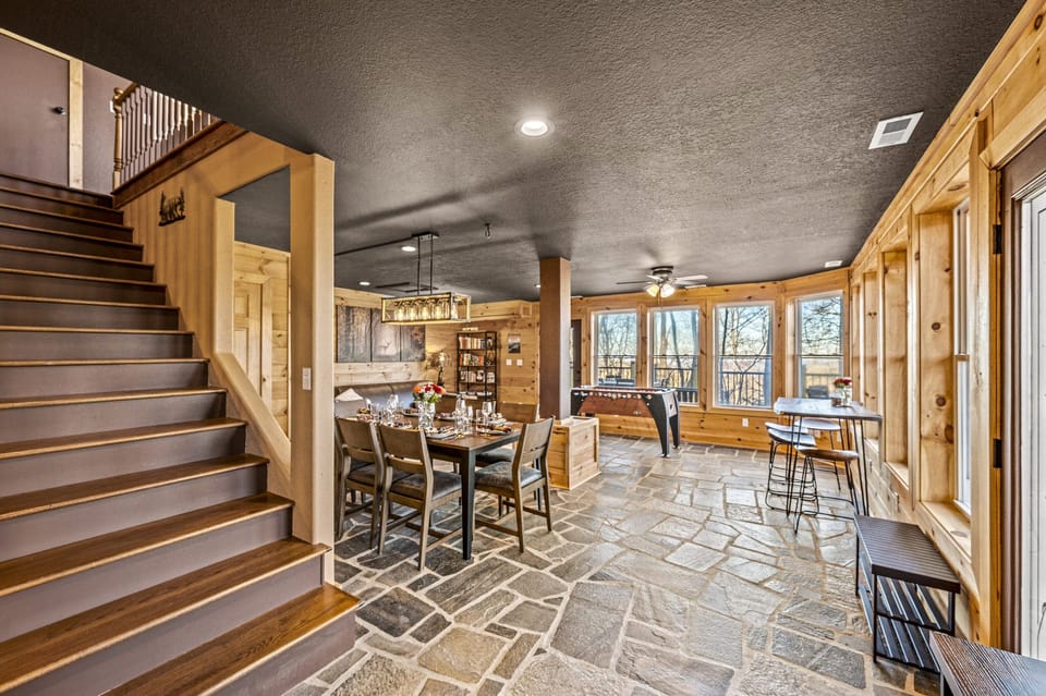 Honey Bear Treehouse's open living space