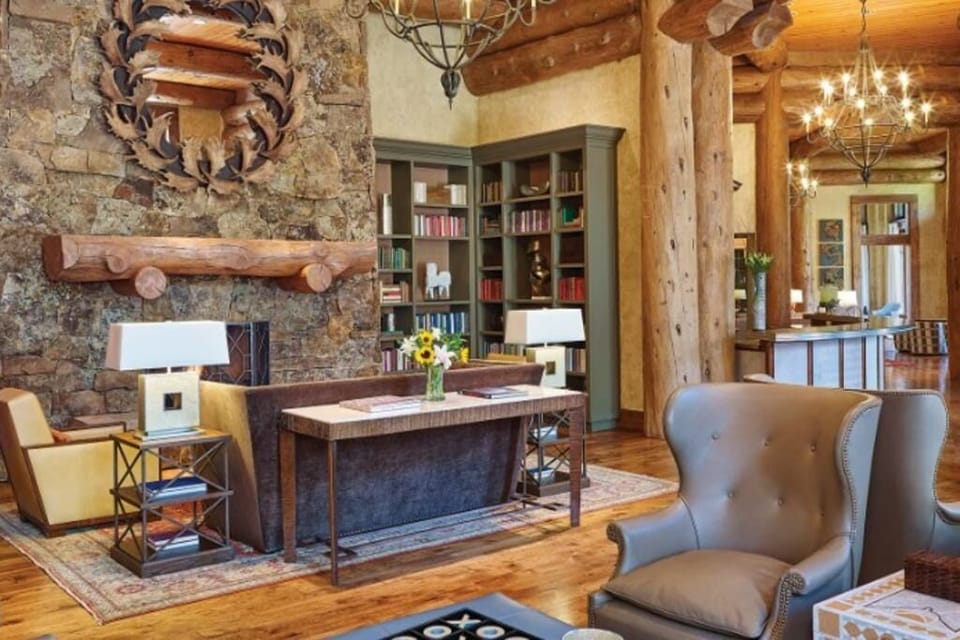 Coffee and wine bar in lobby. 24 hour complimentary coffee, daily cookies and fruit