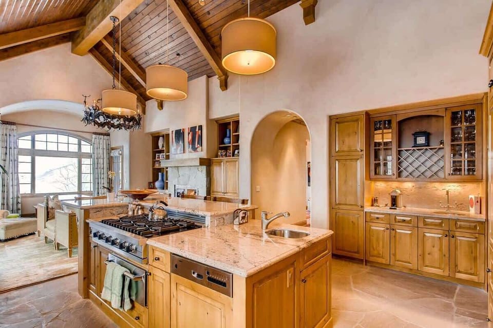 HIGH END APPLIANCES AND BREAKFAST BAR 