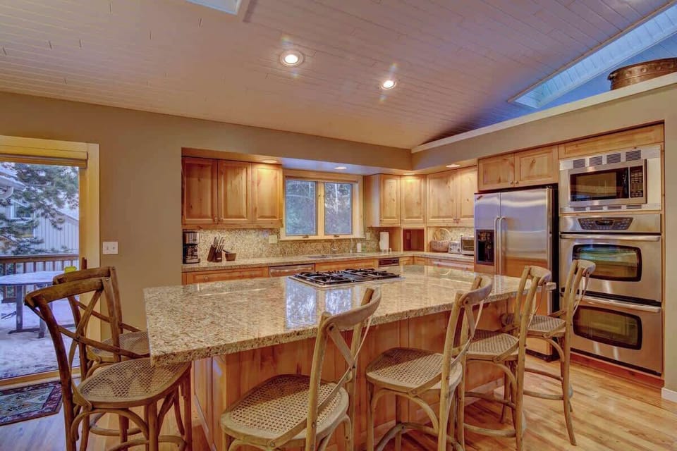 Fully Equipped Kitchen, Bar seating for 6