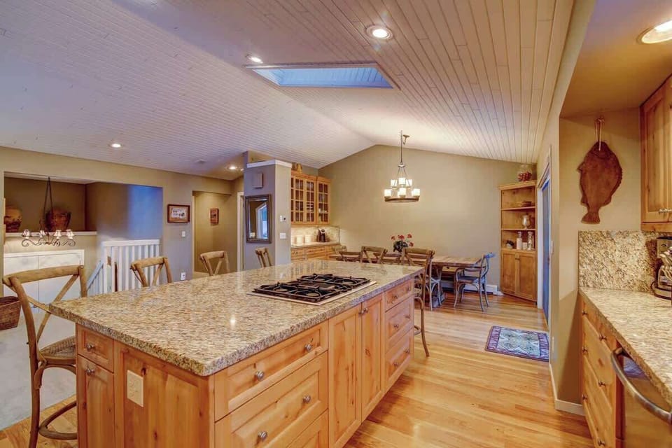 Kitchen Corner Open Floor Plan great for preparing meals and entertain  your Guests 