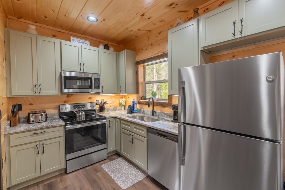 Cozy cabin kitchen: rustic charm meets modern convenience