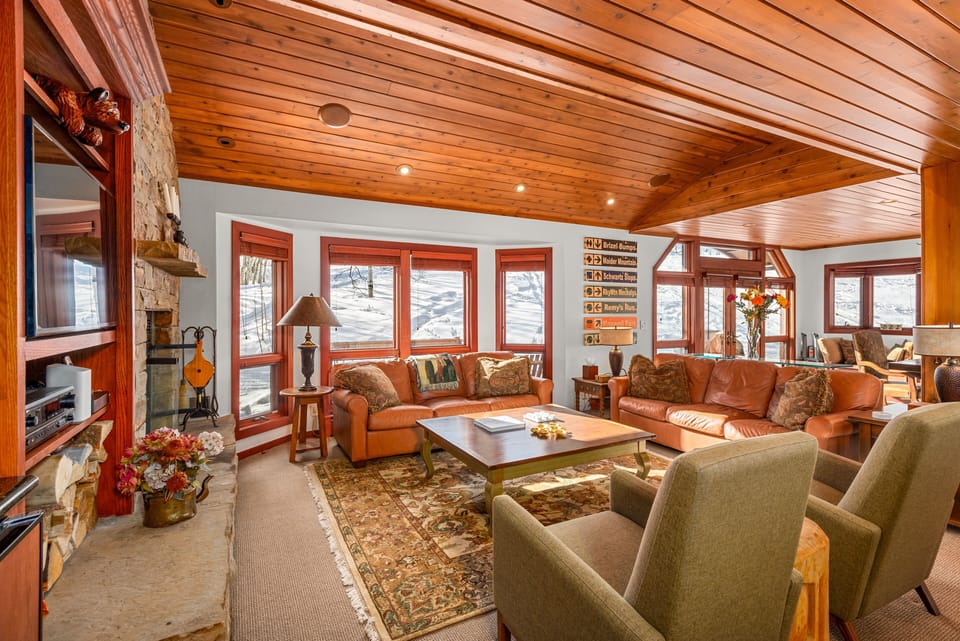 Furniture, Indoors, Living Room, Couch, Hardwood