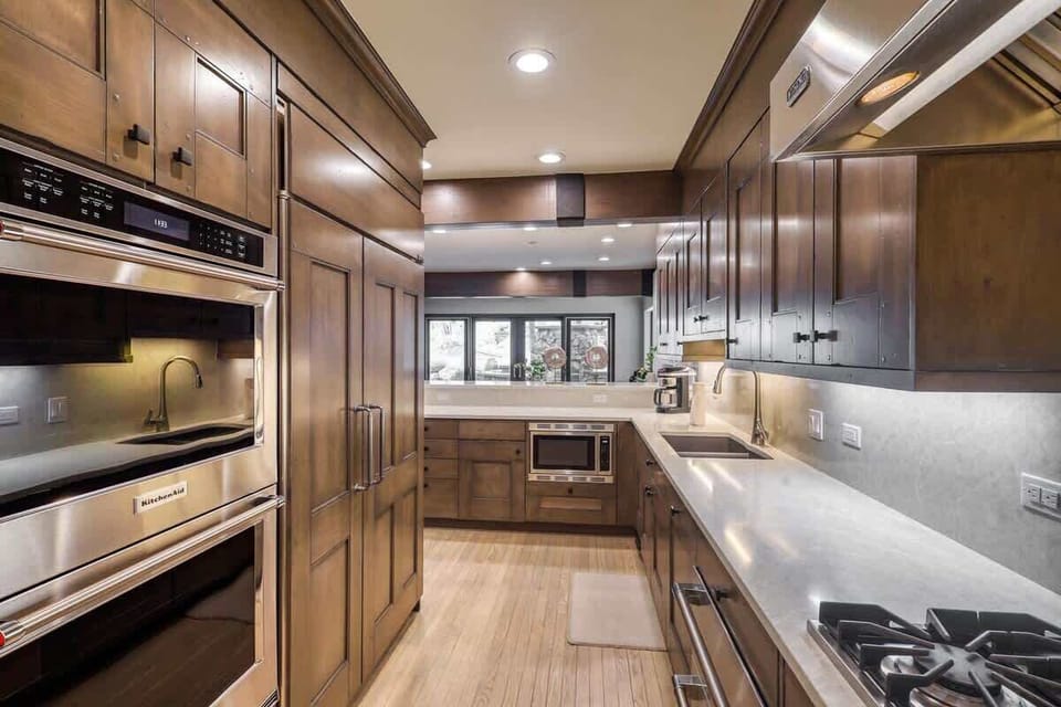 Gourmet Kitchen - Wine Fridge, Large Subzero Fridge, Double Ovens, Gas 6 Burner 