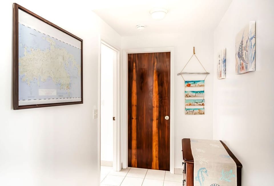 Hallway to 2nd bedroom and bathroom