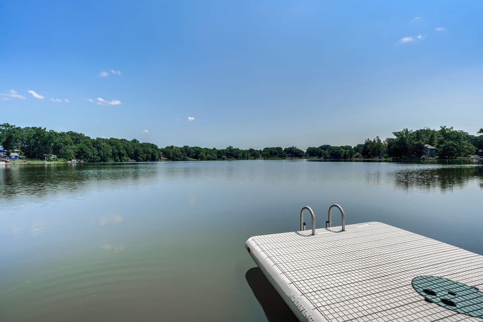 Lake Access | 2 Docks | Lounge Seating