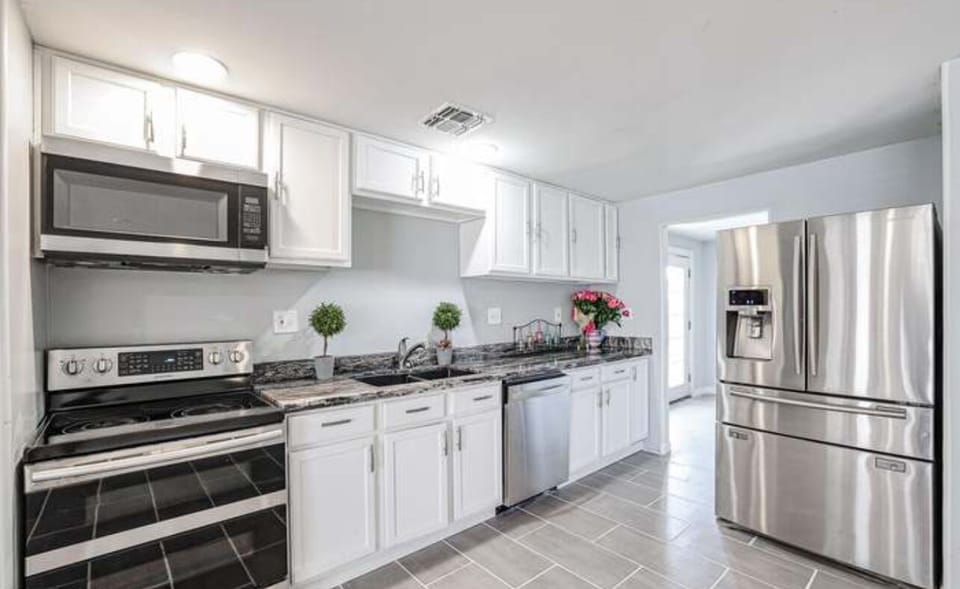 Fully Stocked Kitchen w/ everything you need to cook a five star dinner