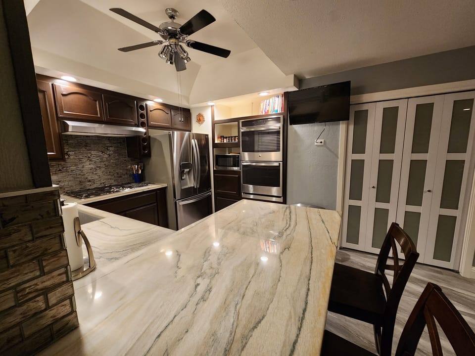 Kitchen - Ceiling fan, double ovens, extra large sink, gas cooktop, 2 ice makers