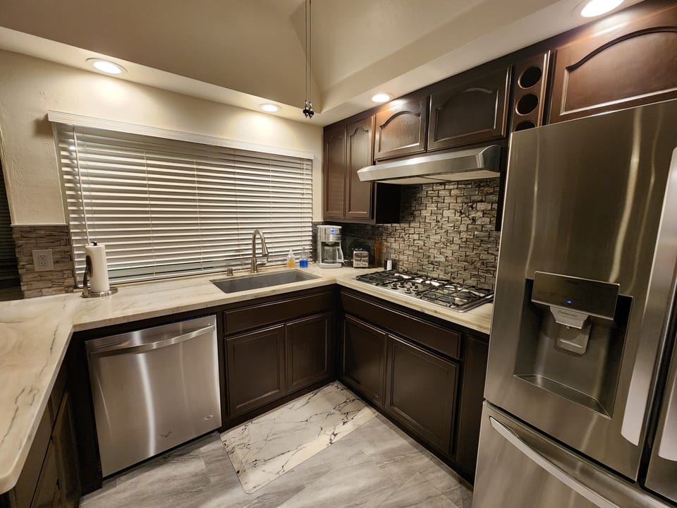 Kitchen - Ceiling fan, double ovens, extra large sink, gas cooktop, 2 ice makers