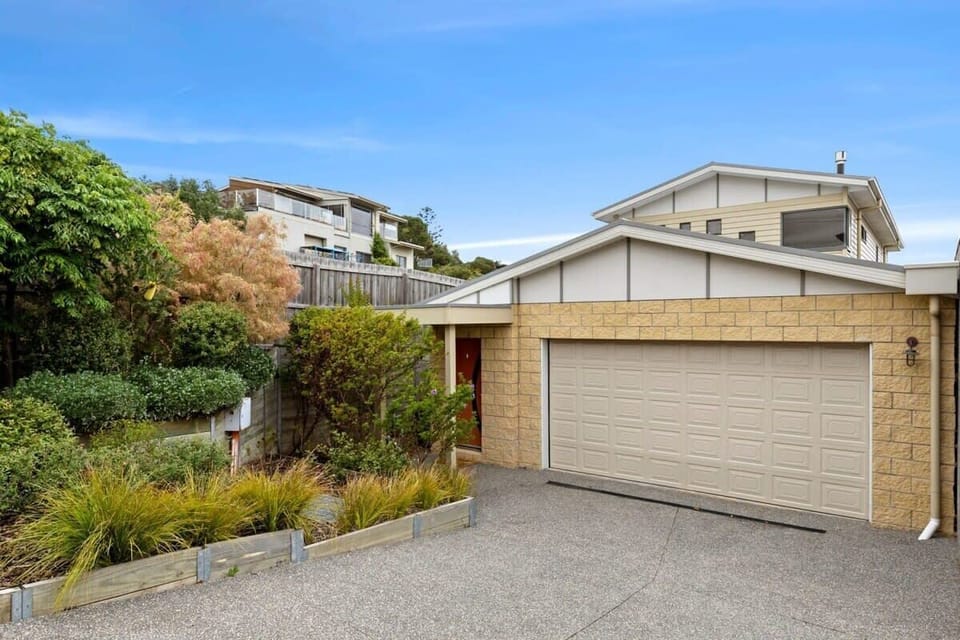 Prime location promises easy access to local amenities, less than 5 minutes’ walk to The Terrace shopping strip and Ocean Grove beach