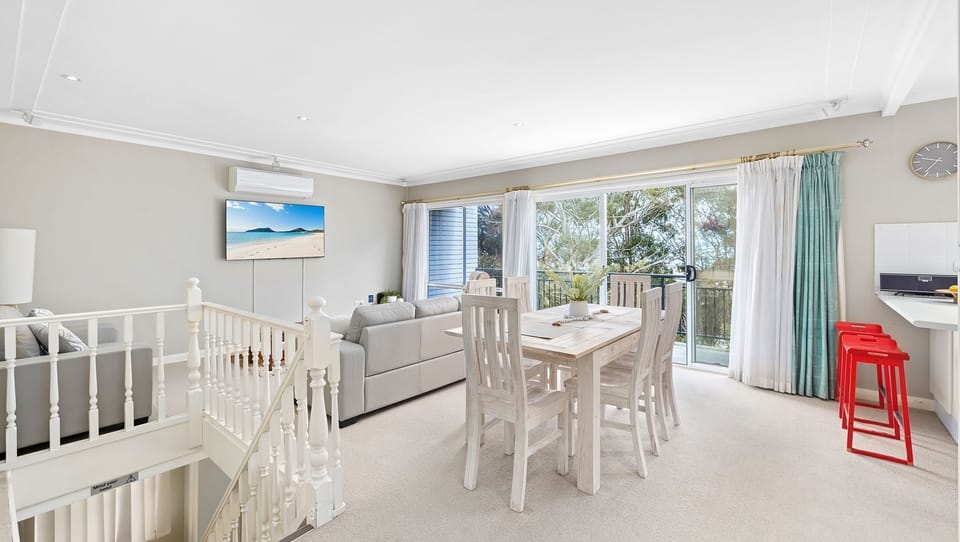 Bay Escape | Upstairs living area | Air Conditioning | Smart TV | Wifi