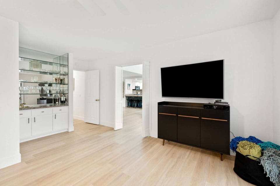 Large Smart TV, Great for Enjoying your Favorite Shows!