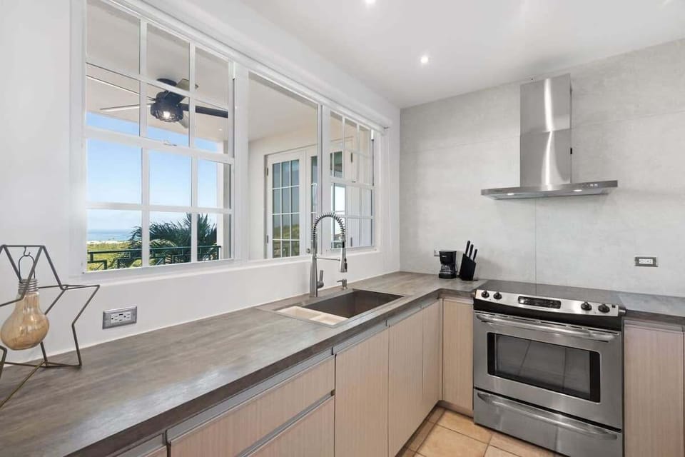 Modern and fully equipped kitchen.