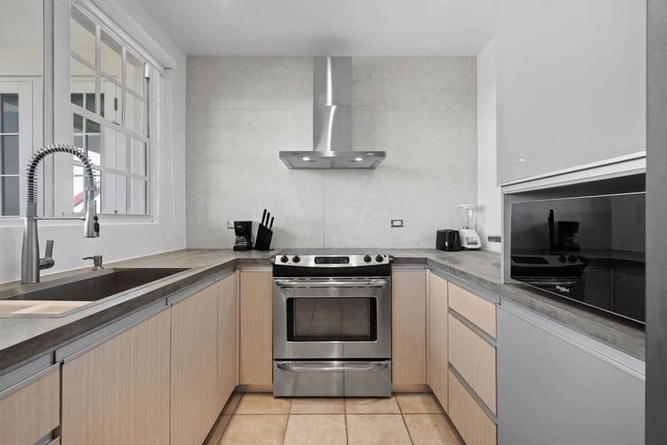 Modern and fully equipped kitchen.